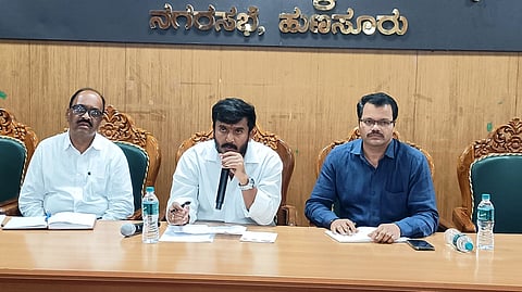 HUN-OCT-28-1(MLA MEETING WITH OFFICIALS)