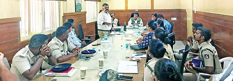 ಹುಣಸೂರು ಡಿಸಿಎಫ್ ಕಚೇರಿಯಲ್ಲಿ ಪಿಸಿಸಿಎಫ್ ಬಿ.ಪಿ.ರವಿ ಇಲಾಖೆ ಅಧಿಕಾರಿಗಳ ಸಭೆ ನಡೆಸಿದರು. ಡಿಸಿಎಫ್ ಪಿ.ಎ.ಸೀಮಾ, ಎಸಿಎಫ್ ಲಕ್ಷ್ಮೀಕಾಂತ್, ಅನನ್ಯಕುಮಾರ್ ಇತರರಿದ್ದಾರೆ.