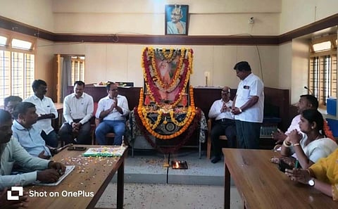 ಹುಣಸೂರು ನಗರದ ತಾಲೂಕು ಕಚೇರಿ ಸಭಾಂಗಣದಲ್ಲಿ ಆಯೋಜಿಸಿದ್ದ ಮಹರ್ಷಿ ವಾಲ್ಮೀಕಿ ಜಯಂತಿ ಸಮಾರಂಭದಲ್ಲಿ ಉಪವಿಭಾಗಾಧಿಕಾರಿ ಎಚ್.ಬಿ.ವಿಜಯಕುಮಾರ್ ಮಾತನಾಡಿದರು. ತಹಸೀಲ್ದಾರ್ ಜೆ.ಮಂಜುನಾಥ್, ಇಒ ಕೆ.ಹೊಂಗಯ್ಯ, ಗಂಗಾಧರ್ ಇತರರು ಇದ್ದಾರೆ.