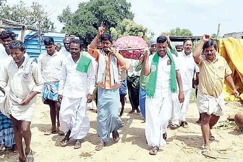 Huvinahadagali onion formars protest