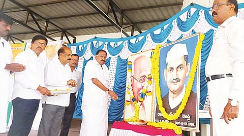 ಅರಸೀಕೆರೆಯಲ್ಲಿ ಆಯೋಜಿಸಿದ್ದ ಕಾರ್ಯಕ್ರಮದಲ್ಲಿ ಗಾಂಧೀಜಿ ಹಾಗೂ ಲಾಲ್ ಬಹದ್ದೂರ್ ಶಾಸ್ತ್ರಿ ಅವರ ಭಾವಚಿತ್ರಕ್ಕೆ ಗಣ್ಯರು ಪುಷ್ಪನಮನ ಸಲ್ಲಿಸಿದರು. ಕೆ.ಎಂ.ಶಿವಲಿಂಗೇಗೌಡ, ಎಂ.ಜಿ.ಸಂತೋಷ್‌ಕುಮಾರ್, ಮೋಹನ್‌ಕುಮಾರ್, ಅನಂತ ಕುಮಾರ್ ಇತರರಿದ್ದರು.