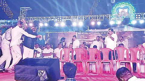 ಕೆ.ಆರ್.ಪೇಟೆ ತಾಲೂಕಿನ ಸಂತೇಬಾಚಹಳ್ಳಿಯಲ್ಲಿ ಬಿ.ಶಿವಪ್ಪ ನೇತೃತ್ವದಲ್ಲಿ ಗೆಳೆಯರ ಬಳಗ ಯುವಕರ ಸಂಘದ ವತಿಯಿಂದ ಆಯೋಜಿಸಿದ್ದ 67ನೇ ವರ್ಷದ ಗಣೇಶೋತ್ಸವ ಕಾರ್ಯಕ್ರಮದಲ್ಲಿ ಶಾಸಕ ಎಚ್.ಟಿ.ಮಂಜು ಹಾಗೂ ಬಿಜೆಪಿ ಮುಖಂಡ ದಿನೇಶ್ ಮಾತಿನ ಚಕಮಕಿ ನಡೆಯಿತು.