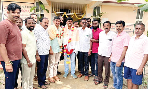 ನುಗ್ಗೇಹಳ್ಳಿ ಗ್ರಾಮ ಪಂಚಾಯಿತಿ ಅಧ್ಯಕ್ಷರಾಗಿ ಆಯ್ಕೆಯಾದ ಎನ್. ಆರ್. ಹೊನ್ನೇಗೌಡ ಯಾದವ್ ಅವರನ್ನು ಮುಖಂಡರು ಅಭಿನಂದಿಸಿದರು. ಸಿ.ಬಿ.ಜೈದೀಪ್‌ಗೌಡ, ದೊರೆಸ್ವಾಮಿ, ಮಂಜುನಾಥ್, ನಟರಾಜ್ ಯಾದವ್, ಹೋಟೆಲ್ ಗುರು, ಅಕ್ಕನಹಳ್ಳಿ ಗಿರೀಶ್, ಸುಯಿಲ್ ಇತರರು ಇದ್ದರು.


