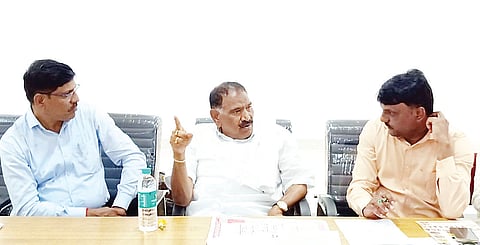 ಅರಸೀಕೆರೆ ತಾಲೂಕು ಕಚೇರಿ ಆವರಣದಲ್ಲಿರುವ ಕಂದಾಯ ಭವನದಲ್ಲಿ ಶುಕ್ರವಾರ ಏರ್ಪಡಿಸಿದ್ದ ರಾಜ್ಯೋತ್ಸವ ಪೂರ್ವಭಾವಿ ಸಭೆಯಲ್ಲಿ ಕೆ.ಎಂ.ಶಿವಲಿಂಗೇಗೌಡ ಮಾತನಾಡಿದರು. ಸಂತೋಷ್ ಕುಮಾರ್, ಮೋಹನ್ ಕುಮಾರ್ ಇತರರು ಇದ್ದಾರೆ.