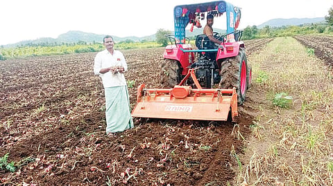 ಚಿಗಟೇರಿ ಗ್ರಾಮದಲ್ಲಿ ರೋಗಕ್ಕೆ ತುತ್ತಾದ ಈರುಳ್ಳಿ ಬೆಳೆಯನ್ನು ಟ್ರ್ಯಾಕ್ಟರ್ ಮೂಲಕ ನಾಶಪಡಿಸುತ್ತಿರುವುದು.
