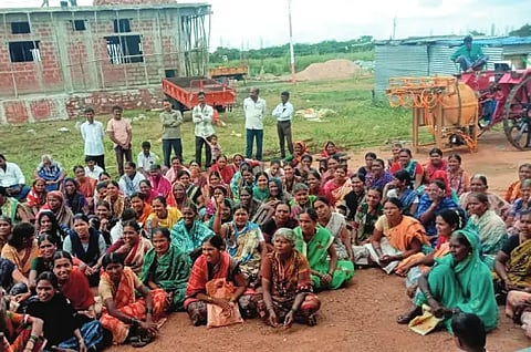 Protest in front of Hirebadavadagi Grampanchayat office