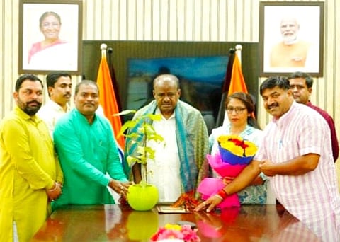 Shivayya Swamy Meet Central minister H.D. Kumarswamy - Copy
