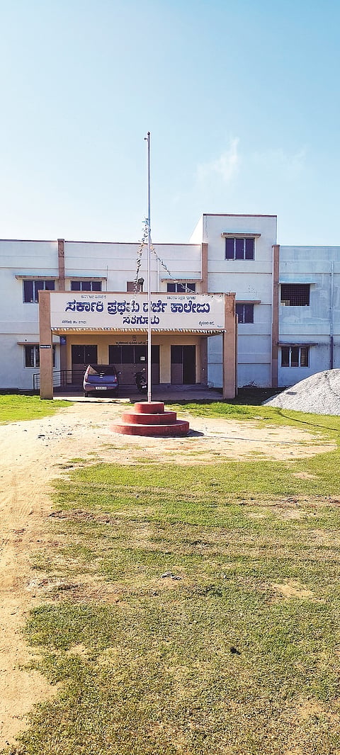 ಸರಗೂರು ಪಟ್ಟಣದ ಪ್ರಥಮ ದರ್ಜೆ ಕಾಲೇಜಿನಲ್ಲಿ ಕನ್ನಡ ರಾಜ್ಯೋತ್ಸವ ದಿನದಂದು ಕಂಬ ಖಾಲಿಯಾಗಿರುವುದು.