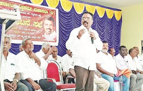 ಬನ್ನೂರಿನ ಕಾಳಮ್ಮ ದೇವಾಲಯದ ಆವರಣದಲ್ಲಿ ಆಯೋಜಿಸಿದ್ದ ಸಭೆಯಲ್ಲಿ ಕೆ.ಪಿ.ನಂಜುಂಡಿ ಮಾತನಾಡಿದರು. ರಿಷಿ, ನಾಗರಾಜಾಚಾರಿ, ಶಿವಣ್ಣ, ಶಿವಮೂರ್ತಿ ಇದ್ದರು.