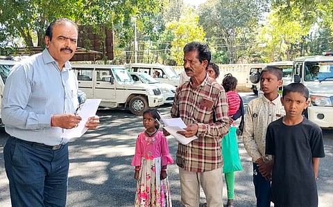ರಸ್ತೆ ಸೌಲಭ್ಯ ಕಲ್ಪಿಸುವಂತೆ ಜಿಲ್ಲಾಡಳಿತಕ್ಕೆ ಮನವಿ