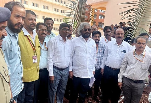 Govt Polytechnic Guest Lecturers Memorandum To Dist Incharge Minister - Copy
