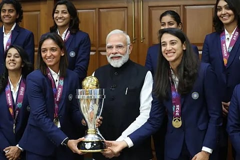 Pm with Womens Team (1)