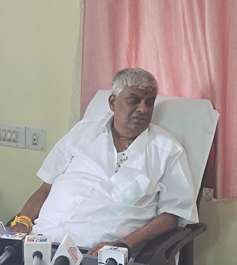 ಜಿಲ್ಲಾಧಿಕಾರಿ ವಿರುದ್ಧ ಶಾಸಕ ರೇವಣ್ಣ ಕಿಡಿ