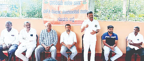 ನೆಲ್ಯಹುದಿಕೇರಿ ಗ್ರಾಮದ ನಲ್ವತ್ತೇಕರೆಯಲ್ಲಿ ಭಾನುವಾರ ನಡೆದ ಎಸ್‌ಸಿ ಮೋರ್ಚಾ ಘಟಕ ರಚನೆ ಕಾರ್ಯಕ್ರಮವನ್ನು ಮಾಜಿ ಸಚಿವ ಎಂ.ಪಿ.ಅಪ್ಪಚ್ಚು ರಂಜನ್ ಉದ್ಘಾಟಿಸಿದರು. ವಿ.ಕೆ.ಲೋಕೇಶ್ , ರವಿ, ರಾಮಕೃಷ್ಣ, ಗೌತಮ್ ಗೌಡ, ಬೆಳ್ಳಿಯಪ್ಪ, ದಮಯಂತಿ, ಸುಜಾತಾ ಇತರರು ಇದ್ದರು. 