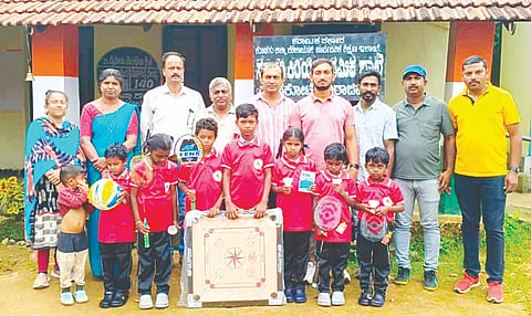  ಮಾನವೀಯ ಸ್ನೇಹಿತರ ಒಕ್ಕೂಟದ ವತಿಯಿಂದ ವಿದ್ಯಾರ್ಥಿಗಳಿಗೆ ಕೀಡಾ ಪರಿಕರಗಳ ವಿತರಣೆ ಮಾಡಲಾಯಿತು.