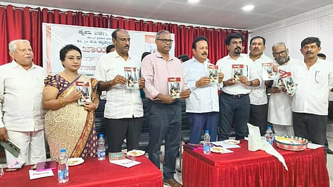 ಮಂಡ್ಯದಲ್ಲಿ ಕವಿ ಕೆ.ಪಿ.ಮೃತ್ಯುಂಜಯ ಅವರ ಜಾಯ್ ಪದ್ಯಗಳು ಪುಸ್ತಕವನ್ನು ಸಚಿವ ಎನ್.ಚಲುವರಾಯಸ್ವಾಮಿ ಬಿಡುಗಡೆ ಮಾಡಿದರು.