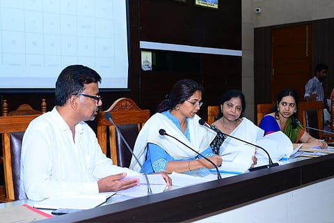 ಮಂಡ್ಯದಲ್ಲಿ ಆಯೋಜಿಸಿದ್ದ ಸಭೆಯಲ್ಲಿ ಜಿಪಂ ಸಿಇಒ ಕೆ.ಆರ್.ನಂದಿನಿ ಮಾತನಾಡಿದರು. 