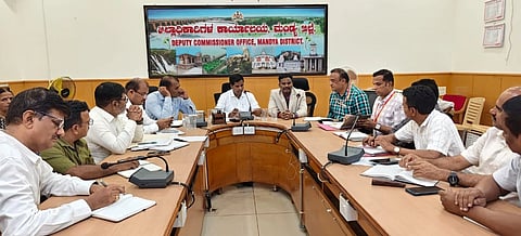 ಮಂಡ್ಯದಲ್ಲಿ ಆಯೋಜಿಸಿದ್ದ ಸಭೆಯಲ್ಲಿ ಜಿಲ್ಲಾಧಿಕಾರಿ ಡಾ.ಕುಮಾರ ಮಾತನಾಡಿದರು.