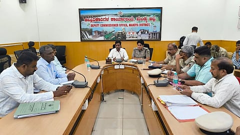 ಮಂಡ್ಯದಲ್ಲಿ ಆಯೋಜಿಸಿದ್ದ ಸಭೆಯಲ್ಲಿ ಜಿಲ್ಲಾಧಿಕಾರಿ ಡಾ.ಕುಮಾರ ಮಾತನಾಡಿದರು.