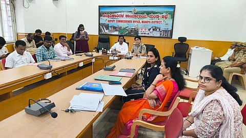 ಮಂಡ್ಯ ನಗರದಲ್ಲಿ ಜಿಲ್ಲಾಧಿಕಾರಿ ಡಾ.ಕುಮಾರ ಅಧ್ಯಕ್ಷತೆಯಲ್ಲಿ ಶಾಶ್ವತ ನಿವಾಸಿ ಪ್ರಮಾಣ ಪತ್ರ ಸಂಬಂಧ ಸಭೆ ಆಯೋಜಿಸಲಾಗಿತ್ತು.
