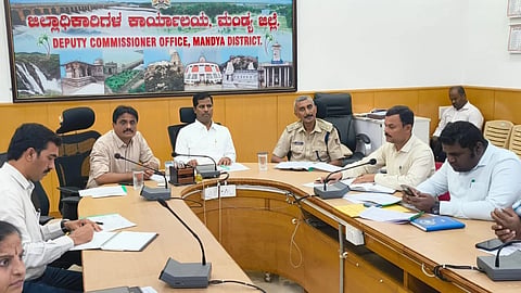 ಮಂಡ್ಯದಲ್ಲಿ ಆಯೋಜಿಸಿದ್ದ ಸಭೆಯಲ್ಲಿ ಜಿಲ್ಲಾಧಿಕಾರಿ ಡಾ.ಕುಮಾರ ಮಾತನಾಡಿದರು. 