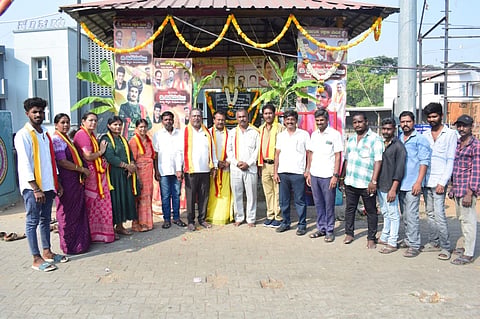 ಮಂಡ್ಯ ನಗರದ ಜೆ.ಸಿ. ವೃತ್ತದಲ್ಲಿ ವರನಟ ಡಾ.ರಾಜಕುಮಾರ್ ಜನ್ಮದಿನವನ್ನು ಆಚರಿಸಲಾಯಿತು.