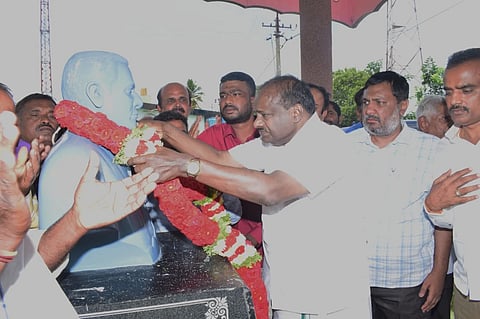 ಮಂಡ್ಯ ತಾಲೂಕು ಕೀಲಾರ ಗ್ರಾಮಕ್ಕೆ ಆಗಮಿಸಿದ ವೇಳೆ ನಿತ್ಯ ಸಚಿವ ಕೆ.ವಿ.ಶಂಕರಗೌಡ ಅವರ ಪುತ್ಥಳಿಗೆ ಕೇಂದ್ರ ಸಚಿವ ಎಚ್.ಡಿ.ಕುಮಾರಸ್ವಾಮಿ ಮಾಲಾರ್ಪಣೆ ಮಾಡಿದರು.