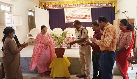 ಮಂಡ್ಯದಲ್ಲಿ ಆಯೋಜಿಸಿದ್ದ ತರಬೇತಿ ಕಾರ್ಯಾಗಾರವನ್ನು ಅಪರ ಜಿಲ್ಲಾ ಪೊಲೀಸ್ ವರಿಷ್ಠಾಧಿಕಾರಿ ಎಸ್.ಇ.ಗಂಗಾಧರಸ್ವಾಮಿ ಉದ್ಘಾಟಿಸಿದರು. 