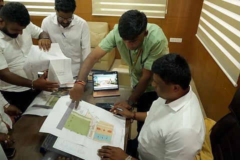 ಮಂಡ್ಯದಲ್ಲಿ ಆಯೋಜಿಸಿದ್ದ ಸಭೆಯಲ್ಲಿ ಬ್ಯಾಸ್ಕೆಟ್‌ಬಾಲ್ ಕ್ರೀಡಾಂಗಣದ ನೀಲ ನಕ್ಷೆಯನ್ನು ಶಾಸಕ ಪಿ.ರವಿಕುಮಾರ್ ಗಣಿಗ ವೀಕ್ಷಿಸಿದರು.