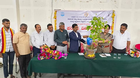 ಮಂಡ್ಯ ವೈದ್ಯಕೀಯ ವಿಜ್ಞಾನಗಳ ಸಂಸ್ಥೆ(ಮಿಮ್ಸ್)ಯಲ್ಲಿ ಆಯೋಜಿಸಿದ್ದ ಪರಿಸರ ದಿನಾಚರಣೆಯನ್ನು ಜಿಲ್ಲಾಧಿಕಾರಿ ಡಾ.ಕುಮಾರ ಉದ್ಘಾಟಿಸಿದರು. 