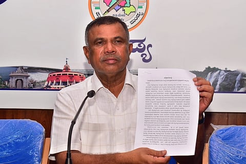 ಮಾಜಿ ಉಪಸಭಾಪತಿ ಮರಿತಿಬ್ಬೇಗೌಡ ದಾಖಲೆ ಪ್ರದರ್ಶಿಸಿದರು.