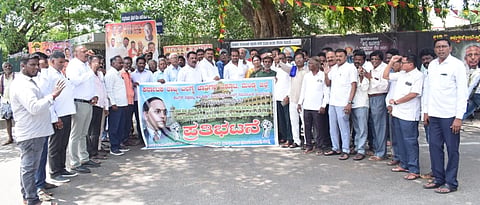 ಮಂಡ್ಯ ನಗರದ ಜಯಚಾಮರಾಜೇಂದ್ರ ಒಡೆಯರ್ ವೃತ್ತದಲ್ಲಿ ಬಲಗೈ ಜಾತಿಗಳ ಒಕ್ಕೂಟದಿಂದ ಪ್ರತಿಭಟನೆ ನಡೆಸಲಾಯಿತು.  