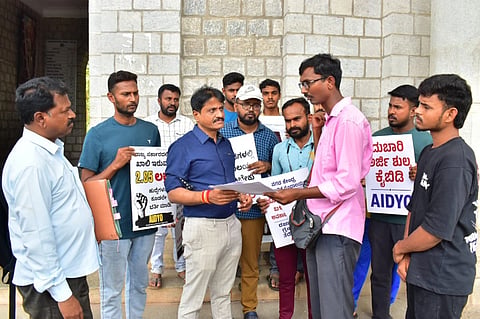 ವಿವಿಧ ಬೇಡಿಕೆ ಈಡೇರಿಕೆಗೆ ಒತ್ತಾಯಿಸಿ ಮಂಡ್ಯದಲ್ಲಿ ಎಐಡಿವೈಒನಿಂದ ಅಪರ ಜಿಲ್ಲಾಧಿಕಾರಿ ಬಿ.ಸಿ.ಶಿವಾನಂದಮೂರ್ತಿ ಅವರಿಗೆ ಮನವಿ ಸಲ್ಲಿಸಲಾಯಿತು.