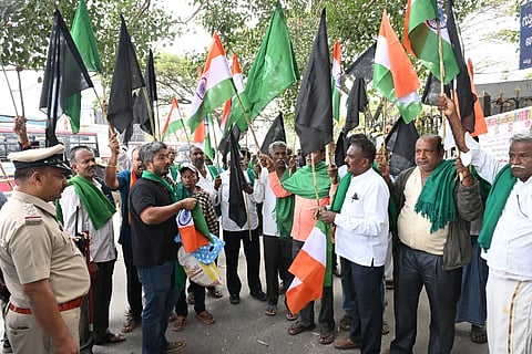 ಮಂಡ್ಯ ನಗರದ ಜೆ.ಸಿ.ವೃತ್ತದಲ್ಲಿ ರೈತ ಸಂಘ, ಎಸ್.ಡಿ.ಎಂ.ಸಿ ಹಾಗೂ ಪ್ರಗತಿಪರ ಸಂಘಟನೆಗಳ ಮುಖಂಡರು ಕಪ್ಪುಬಾವುಟ ಪ್ರದರ್ಶನದೊಂದಿಗೆ ಪ್ರತಿಭಟನೆ ನಡೆಸಿದರು.