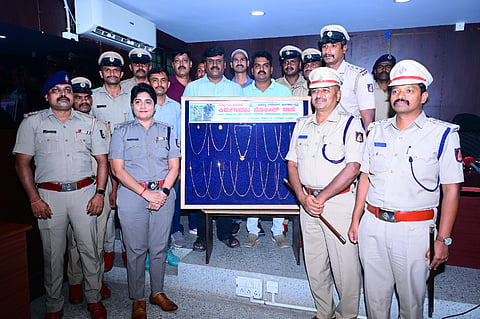 ಸರಗಳ್ಳತನ ಪ್ರಕರಣ ಬೇದಿಸಿದ ತಂಡವನ್ನು ಮಂಡ್ಯದಲ್ಲಿ ಜಿಲ್ಲಾ ಪೊಲೀಸ್ ವರಿಷ್ಠಾಧಿಕಾರಿ ಡಾ.ವಿ.ಜೆ.ಶೋಭಾರಾಣಿ ಅಭಿನಂದಿಸಿದರು.
