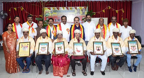 ಮಂಡ್ಯದಲ್ಲಿ ಆಯೋಜಿಸಿದ್ದ ಸಮಾರಂಭದಲ್ಲಿ ವಿವಿಧ ಕ್ಷೇತ್ರಗಳಲ್ಲಿ ಸೇವೆ ಸಲ್ಲಿಸುತ್ತಿರುವವರಿಗೆ ಪ್ರಶಸ್ತಿ ಪ್ರದಾನ ಮಾಡಲಾಯಿತು.