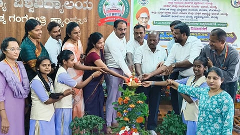 ಮಂಡ್ಯ ವಿಶ್ವವಿದ್ಯಾಲಯದಲ್ಲಿ ಆಯೋಜಿಸಿದ್ದ ವ್ಯಸನ ಮುಕ್ತ ದಿನಾಚರಣೆಯನ್ನು ರಾಜ್ಯ ಮಕ್ಕಳ ಹಕ್ಕುಗಳ ರಕ್ಷಣಾ ಆಯೋಗದ ಸದಸ್ಯ ವೆಂಕಟೇಶ್ ಉದ್ಘಾಟಿಸಿದರು. 
