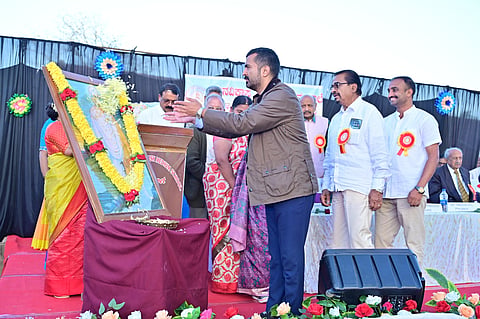  ಸೋಮವಾರಪೇಟೆಯ ಜ್ಞಾನವಿಕಾಸ ಆಂಗ್ಲ ಮಾಧ್ಯಮ ಶಾಲಾ ವಾರ್ಷಿಕೋತ್ಸವವನ್ನು ಶಾಸಕ ಡಾ.ಮಂತರ್ ಗೌಡ ಉದ್ಘಾಟಿಸಿದರು. ನಾಗೇಶ್, ಮಹೇಶ್, ಅಣ್ಣಮ್ಮ ಇದ್ದರು.