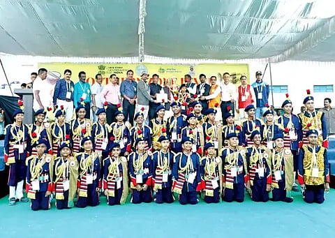 ಹೈದರಾಬಾದ್‌ನಲ್ಲಿ ನಡೆದ ದಕ್ಷಿಣ ವಲಯ ಪೈಪ್ ಬ್ಯಾಂಡ್ ಸ್ಪರ್ಧೆಯಲ್ಲಿ ಪ್ರಥಮ ಸ್ಥಾನ ಪಡೆದ ತೋಳಹುಣಸೆಯ ಪಿಎಸ್‌ಎಸ್‌ಆರ್ ವಸತಿ ಶಾಲೆಯ ಪೈಪ್ ಬ್ಯಾಂಡ್ ತಂಡವು ಪ್ರಶಸ್ತಿ ಪಡೆಯಿತು. ತೆಲಂಗಾಣ ರಾಜ್ಯದ ಶಾಲಾ ಶಿಕ್ಷಣ ನಿರ್ದೇಶಕ ನವೀನ್ ನಿಕೋಲಸ್, ರಾಧರೆಡ್ಡಿ, ರಾಜೀವ್, ಶ್ರೀನಾಥ ಇತರರಿದ್ದರು. 