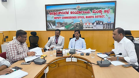 ಮಂಡ್ಯದಲ್ಲಿ ಆಯೋಜಿಸಿದ್ದ ಸಭೆಯಲ್ಲಿ ಜಿಲ್ಲಾಧಿಕಾರಿ ಡಾ.ಕುಮಾರ ಮಾತನಾಡಿದರು. 