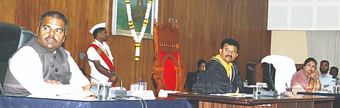 ಬೆಳಗಾವಿ ಪಾಲಿಕೆ ಪರಿಷತ್ ಸಭಾಂಗಣದಲ್ಲಿ ಮಂಗಳವಾರ ಹಮ್ಮಿಕೊಂಡಿದ್ದ ಸಭೆಯಲ್ಲಿ ಮೇಯರ್ ಮಂಗೇಶ ಪವಾರ್ ಮಾತನಾಡಿದರು. ಉಪಮೇಯರ್ ವಾಣಿ ಜೋಶಿ, ಆಯುಕ್ತ ಎಂ.ಕಾರ್ತಿಕ್ ಇತರರಿದ್ದರು.