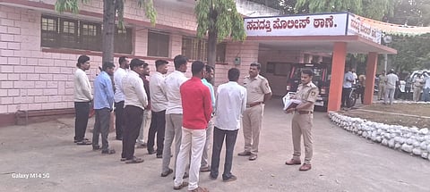 ಸವದತ್ತಿ ನಗರದಲ್ಲಿ ನಡೆಯುತ್ತಿರುವ ಗ್ರಾಮದೇವಿ ಜಾತ್ರೆ ಹಿನ್ನೆಲೆಯಲ್ಲಿ ಶಾಂತಿ ಹಾಗೂ ಸುವ್ಯವಸ್ಥೆ ಕಾಪಾಡುವ ಉದ್ದೇಶದಿಂದ ರೌಡಿ ಪರೇಡ್​ ನಡೆಸಲಾಯಿತು.
