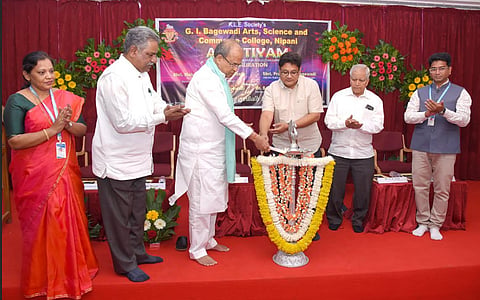 ನಿಪ್ಪಾಣಿಯ ಜಿ.ಐ.ಬಾಗೇವಾಡಿ ಮಹಾವಿದ್ಯಾಲಯದಲ್ಲಿ ರಾಜ್ಯಮಟ್ಟದ ಸೃಜನಾತ್ಮಕ ಸ್ಪರ್ಧಾ ಮಹೋತ್ಸವ ಪ್ರದರ್ಶನ ಕಾರ್ಯಕ್ರಮಕ್ಕೆ ಕೆಎಲ್‌ಇ ಸಂಸ್ಥೆ ನಿರ್ದೇಶಕ ಮಹಾಂತೇಶ ಕವಟಗಿಮಠ ಚಾಲನೆ ನೀಡಿದರು. ಪ್ರವೀಣ ಬಾಗೇವಾಡಿ, ಡಾ.ಶಂಕರಗೌಡ ಪಾಟೀಲ, ಡಾ.ಎಂ.ಎಂ.ಹುರಳಿ, ಹೇಮಾ ಚಿಕ್ಕಮಠ, ಡಾ.ಎ.ಎ.ಕಾಂಬಳೆ ಇದ್ದಾರೆ.