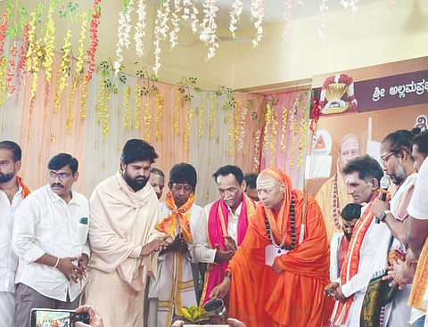 ತೇರದಾಳದ ಅಲ್ಲಮಪ್ರಭುದೇವರ ದೇವಸ್ಥಾನದಲ್ಲಿ ಹಮ್ಮಿಕೊಂಡಿದ್ದ ಯುಗಾದಿ ಉತ್ಸವದ ಪೂರ್ವಭಾವಿ ಸಭೆಗೆ ಶ್ರೀಶೈಲ ಪೀಠದ ಜಗದ್ಗುರು ಡಾ.ಚನ್ನಸಿದ್ಧರಾಮ ಪಂಡಿತಾರಾಧ್ಯ ಭಗವತ್ಪಾದರು ಚಾಲನೆ ನೀಡಿದರು. ಸಿದ್ದು ಸವದಿ, ಡಾ.ಪಿ.ನಾಗರಾಜ ಇತರರಿದ್ದರು.