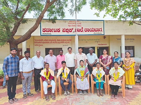 ರಾಯಬಾಗದ ಕರ್ನಾಟಕ ಪಬ್ಲಿಕ್ ಸರ್ಕಾರಿ ಪ್ರೌಢಶಾಲೆ ಸಾಧಕ ವಿದ್ಯಾರ್ಥಿಗಳನ್ನು ಸನ್ಮಾನಿಸಲಾಯಿತು. ಉಪಪ್ರಾಚಾರ್ಯ ಬಿ.ಎಂ.ಮಾಳಿ, ಕೆ.ಡಿ.ತೋಳೆ, ಶಿಕ್ಷಕರಾದ ಜಿ.ಡಿ.ನಾಯಿಕ, ಉಮೇಶ ಶಿರಾಗಾಂವಿ, ಎಂ.ಬಿ.ಕಂಬಾರ, ಬಿ.ಪಿ.ಕಳ್ಳಿಗುದ್ದಿ, ಮಂಜುನಾಥ ಕಾಂಬಳೆ, ವಿನಾಯಕ ಒಡೆಯರ, ಎಸ್.ಎಸ್.ನನ್ನಾರಿ, ಎಂ.ಎ.ಜಮಖಂಡಿ ಇದ್ದರು.