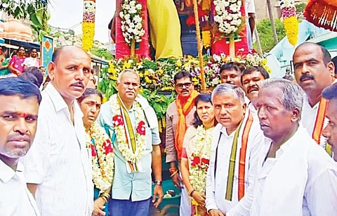 ಟೇಕಲ್​ನ Brahmarathotsava ಶ್ರೀ ಲಕ್ಷಿ ವರದರಾಜಸ್ವಾಮಿ ಬ್ರಹ್ಮರಥೋತ್ಸವಕ್ಕೆ ಶಾಸಕ ಕೆ.ವೈ ನಂಜೇಗೌಡ ಹಾಗೂ ತಹಸೀಲ್ದಾರ್​ ಎಂ.ವಿ ರೂಪಾ ಚಾಲನೆ ನೀಡಿದರು. 