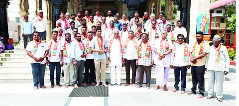 ಪ್ರಧಾನಮಂತ್ರಿ ನರೇಂದ್ರ ಮೋದಿ ಸುದೀರ್ಘ ಸಾಧನೆ ಹಿನ್ನೆಲೆಯಲ್ಲಿ ಹಾರೂಗೇರಿಯಲ್ಲಿ ಬಿಜೆಪಿ ಕಾರ್ಯಕರ್ತರು ಮಾಜಿ ಶಾಸಕ ಪಿ.ರಾಜೀವ ನೇತೃತ್ವದಲ್ಲಿ ಸಂಭ್ರಮಾಚರಣೆ ಮಾಡಿದರು. ಶ್ರೀಧರ ಮೂಡಲಗಿ, ಜ್ಞಾನೇಶ್ವರ ಧರ್ಮಟ್ಟಿ, ಬಸವರಾಜ ಅರಕೇರಿ, ಬಸನಗೌಡ ಆಸಂಗಿ ಇತರರಿದ್ದರು.