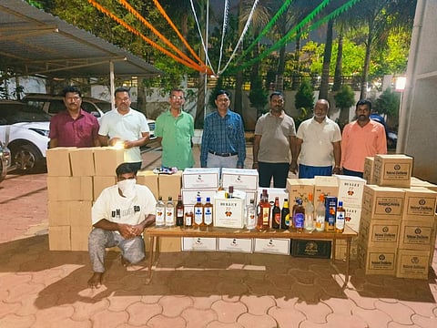   ಬೆಳಗಾವಿ ತಾಲೂಕಿನ ಮುತ್ನಾಳ ಗ್ರಾಮದ ಬಳಿ ಶೆಡ್‌ನಲ್ಲಿ ಪತ್ತೆಯಾದ ಗೋವಾ ಮದ್ಯ ಜಪ್ತಿ ಮಾಡಿಕೊಂಡಿರುವ ಅಬಕಾರಿಪೊಲೀಸರು.