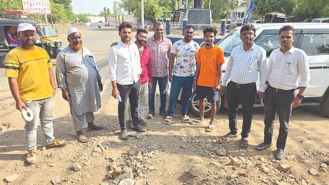 ಕೊಕಟನೂರ ಗ್ರಾಮದ ಅಂಬೇಡ್ಕರ್ ವೃತ್ತದ ಬಳಿ ನಡೆಯುತ್ತಿರುವ ಮದಭಾವಿ-ಸಾವಳಗಿ ರಾಜ್ಯ ಹೆದ್ದಾರಿ ರಸ್ತೆ ಕಾಮಗಾರಿಯನ್ನು ಮಲ್ಲಿಕಾರ್ಜುನ ಮಗದುಮ್ಮ ನೇತೃತ್ವದ ತಂಡ ಭೇಟಿ ನೀಡಿ ಪರಿಶೀಲನೆ ನಡೆಸಿದರು. ಅನೂಪ, ವೀರೇಶ ಬಿಸಗೊಂಡ, ಸುಭಾಸ ಭೋಸಲೆ, ಸಂಪತ್ ಶಿಂಗೆ ಇತರರಿದ್ದರು.
