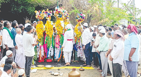 ಕೊಕಟನೂರ ಗ್ರಾಮದಲ್ಲಿ ಮೊಹರಂ ನಿಮಿತ್ತ ಪಂಜಾ ದೇವರ ಮರವಣಿಗೆ ನಡೆಯಿತು. ಬಸೀರ್ ಮುಲ್ಲಾ, ವಿಶಾಲ ದೇಸಾಯಿ, ರಾಜೇಂದ್ರ ಪಾಟೀಲ, ಶ್ರೀಪಾದ ಕುಲಕರ್ಣಿ ಇತರರಿದ್ದರು.